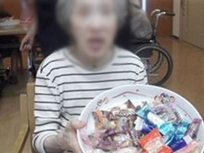 お菓子を持つ女性
