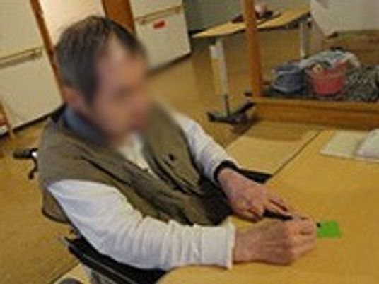 テーブルで作業をする人