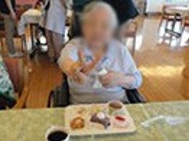 快適なダイニングルーム ダイニングルーム 自然光が差し込むダイニングエリアで、ゆったりとした時間を過ごせます。様々な活動が可能です。