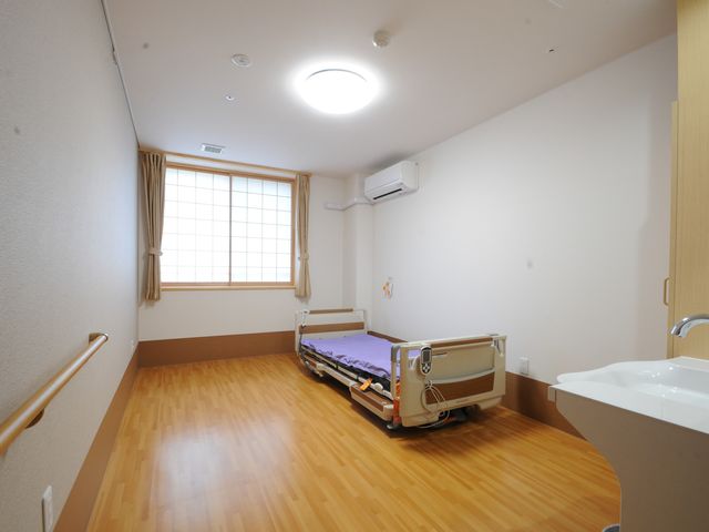 一人部屋の居室 居室 窓から自然光が差し込む明るい居室です。シンプルな内装で、居心地の良さが魅力です。