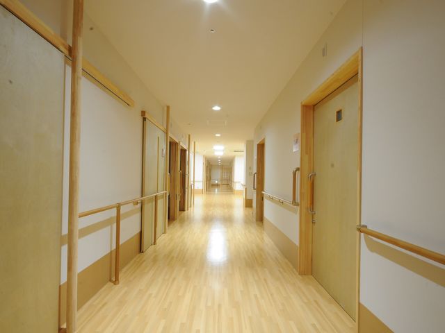 安全な廊下の施設 廊下 この長い廊下は、手すりが設置されており、安心して歩行できる設計です。