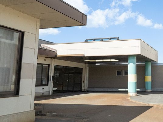 明るい正面玄関  