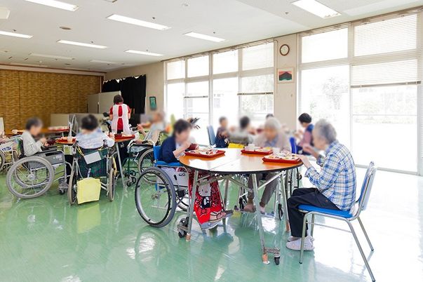 明るい食事ホール