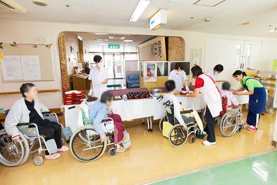車椅子の方々と介護士のいる場所