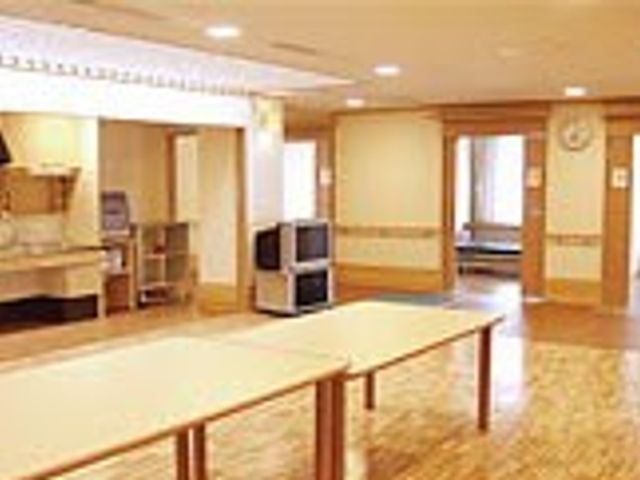 明るい共有スペース リビング 広々とした明るい空間で、椅子に座ってくつろぐのに最適です。