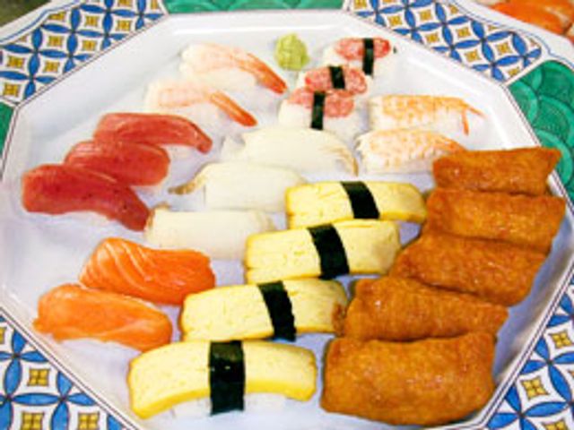 美しい料理の盛り付け 料理 彩り豊かな料理が並ぶ一皿です。新鮮な食材を使用した美味しさを感じられます。