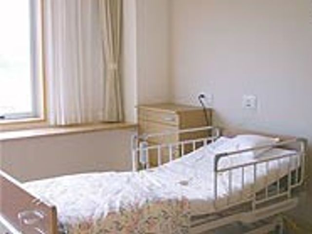 窓付きの居室 居室 大きな窓から自然光が入り、明るく快適な空間です。ベッドも設置されており、休息に最適です。