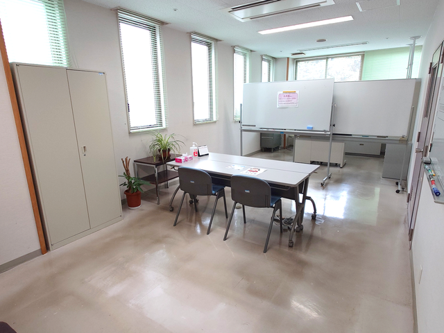 日差しが差し込む多目的室 多目的室 大きな窓から自然光が入る明るい多目的スペースです。自由にレイアウトが可能です。