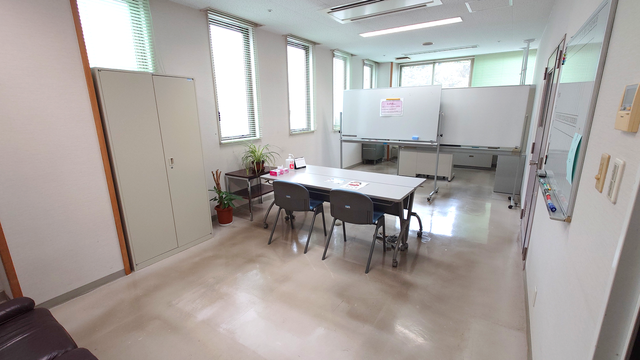 日差しが差し込む多目的室