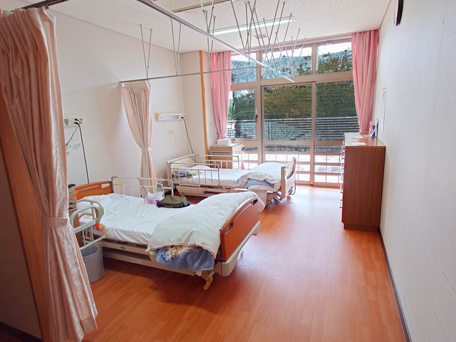 自然光が入る居室 居室 明るい居室は、リラックスできる空間です。大きな窓から自然光がたっぷり差し込みます。
