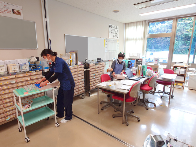 自然が見える部屋 居室 窓から心地よい自然光が差し込む部屋で、スタッフが業務に取り組みやすい環境です。