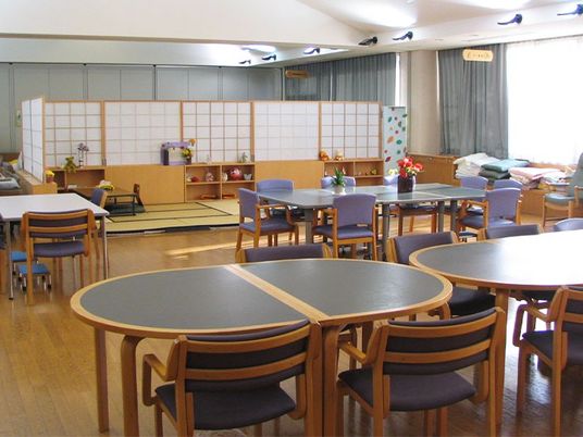明るい食堂の様子  