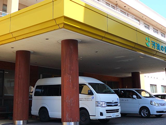 車が並ぶ出入口外観 外観 施設のエントランスは、複数の車が停まれる広々とした設計です。快適なアクセスが可能です。