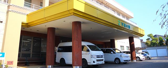 車が並ぶ出入口外観
