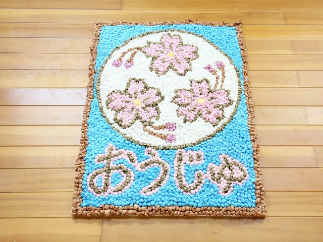手作りのお花のじゅうたん 装飾 心を込めた手作りの装飾で暖かい歓迎を表しています。木の温もりが感じられる空間です。