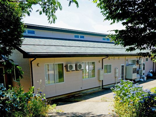 明るい一階建て外観