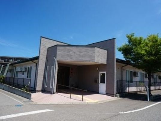 平屋の建物エントランス