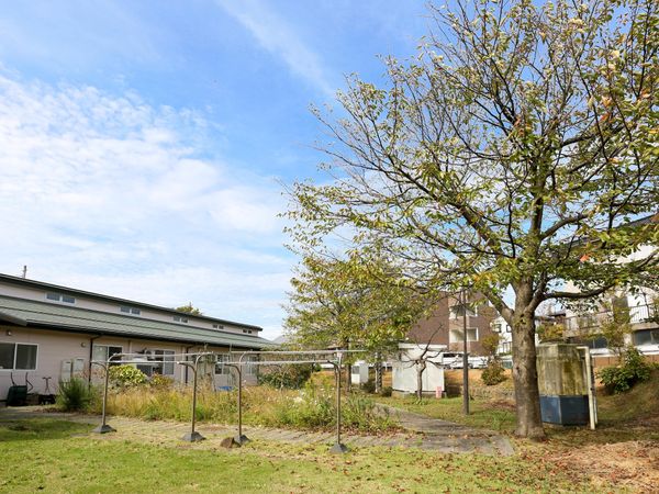 青空と建物の中庭