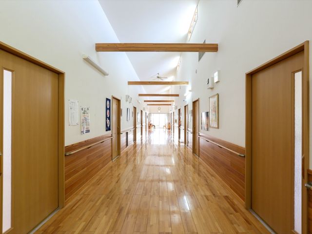 広々とした明るい廊下 廊下 天井が高く開放感ある空間で、ゆとりを感じる廊下です。キレイに保たれた床が印象的です。