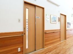 清潔な廊下と部屋の扉