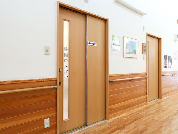 清潔な廊下と部屋の扉