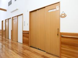 廊下のきれいな木製ドア