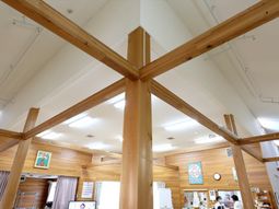 天井が高く明るい空間