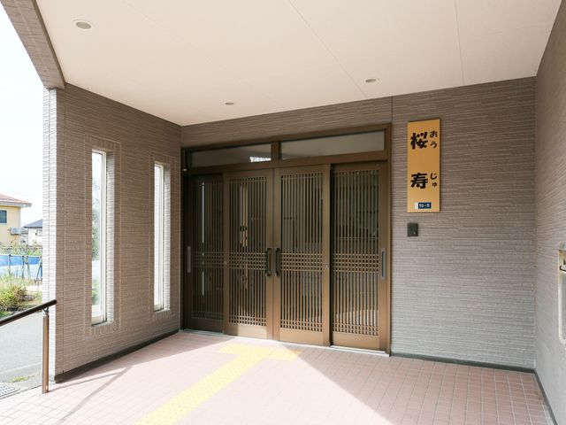 エントランスの日差し エントランス 明るく清潔感のある入り口から、心地よい日差しが迎えてくれます。