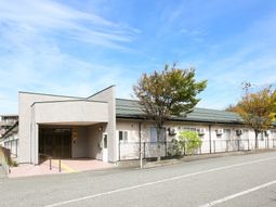 明るい一階建て建物