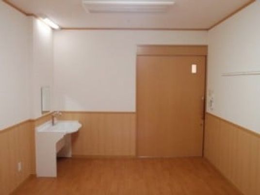 明るい洗面台のある部屋