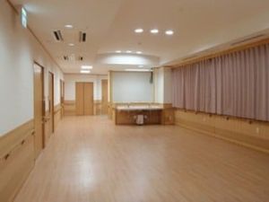 明るい木目調の廊下