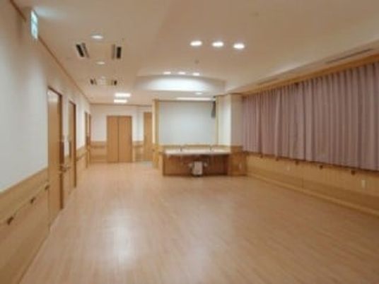 明るい木目調の廊下