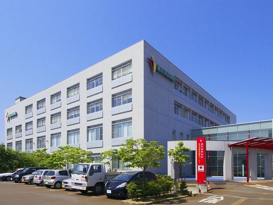 外観と駐車場  