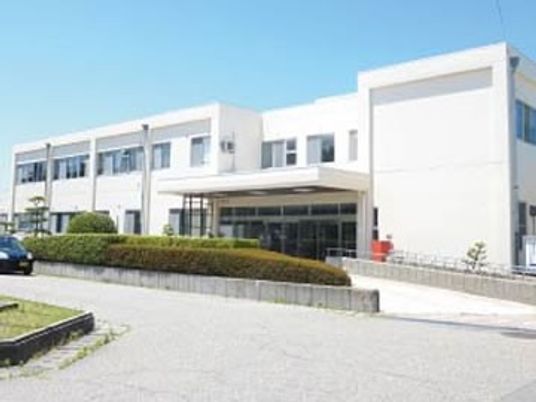明るい建物外観  