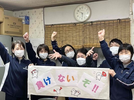 スタッフ集合の室内  