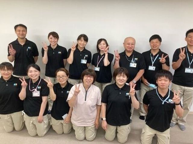 笑顔のスタッフイメージ スタッフイメージ 笑顔あふれる職員が働く、明るく親しみやすい環境です。安心して働ける職場を提供しています。