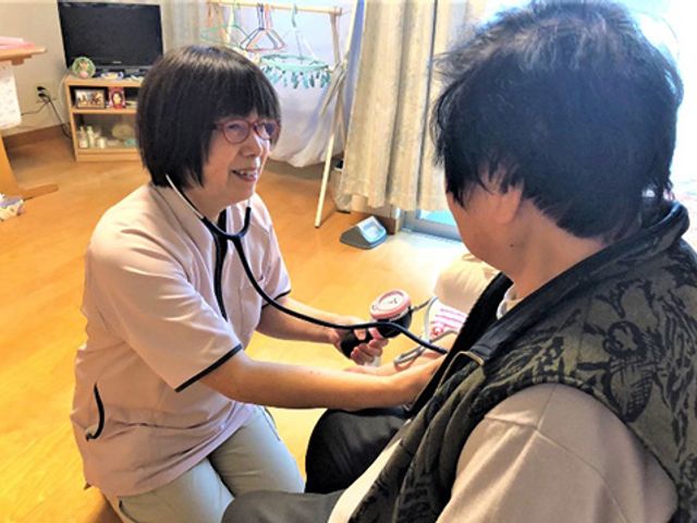 健康管理の様子 居室 居室   快適な居室内でスタッフが健康チェックを行い、入居者の安心をサポートしています。