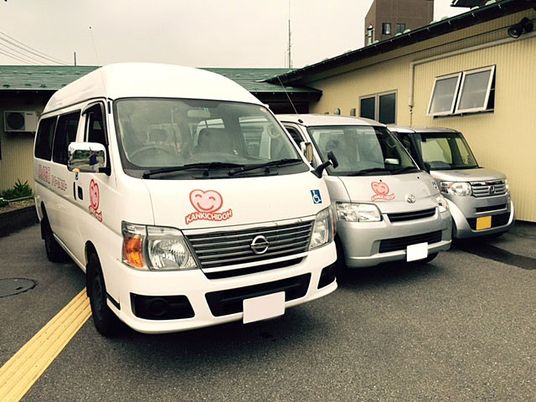 送迎用車両が並ぶ場所