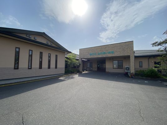 ゆとりのある施設のエントランス