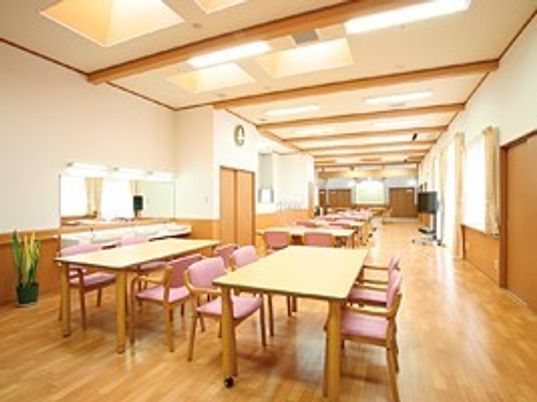 広々とした明るい食堂