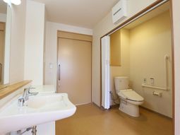 清潔な洗面所とトイレ