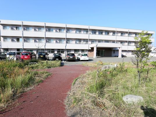 車両が並ぶ建物の外観
