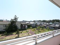 窓越しの都市風景