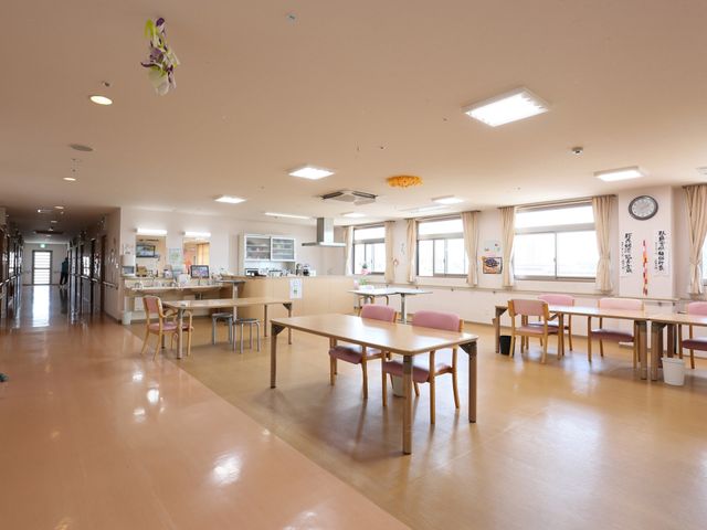 広々とした食堂空間 食堂 広く明るい食堂では、共に食事を楽しむ憩いの場が提供されています。皆様の交流が生まれる温かい環境です。