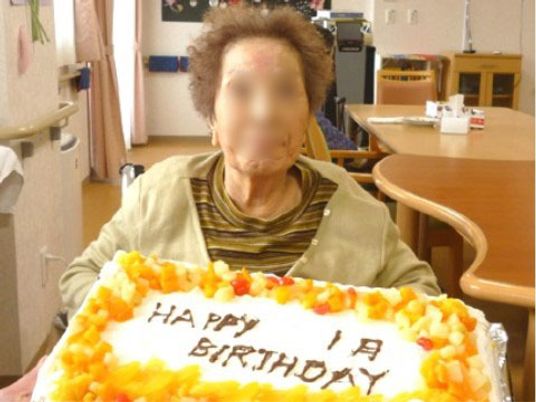 お祝いする人の笑顔