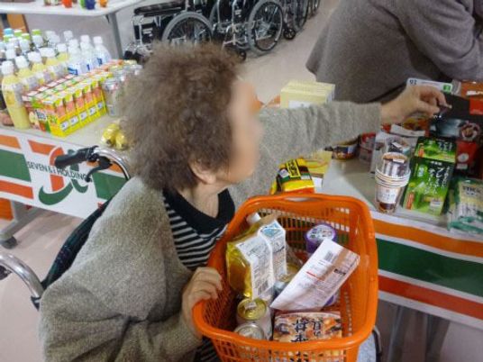 買い物を楽しむ高齢者