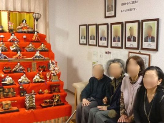 節句の飾り付けと利用者