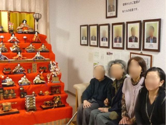 節句の飾り付けと利用者 ひな祭り 節分に合わせたリビングでは、人形飾りと共に温かな時間を過ごす姿が見られ、和やかな雰囲気です。利用者同士での穏やかな交流も垣間見ることができます。