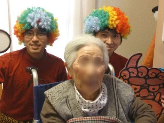 笑顔の利用者と職員