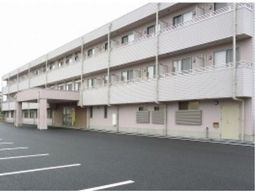 白い建物の外観